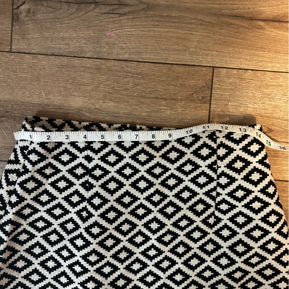 Zara | Aztec pattern white and black bodycon mini skirt size M - Picture 5 of 9